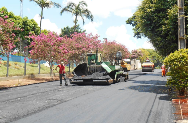 Trecho da Rua José Bonifácio recebe pavimentação asfáltica